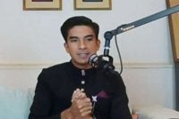 Syed Saddiq ketika siaran langsung di TikTok, Facebook dan YouTube jam 9 malam pada Khamis.