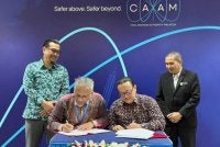 Mohd Radzi (dua dari kiri) dan Mohd Zaki (dua dari kanan), menandatangani dokumen disaksikan Norazman (kiri) dan di Bilik Mesyuarat A380, CAAM di Putrajaya pada Khamis. Foto: SPRM