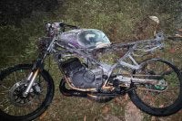 Keadaan motosikal jenis Yamaha RXZ yang hangus terbakar dalam kejadian kemalangan di Kilometer 100 Jalan Kuantan-Segamat berhampiran Politeknik Muadzam Shah, Rompin pada malam Khamis. Foto Polis Rompin.