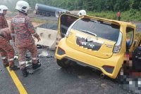 Sebuah kereta Perodua Myvi yang terbabit dalam kemalangan dengan lori tangki. Foto:JBPM