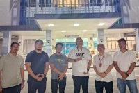 Loretto (tiga dari kanan) selepas selesai membuat laporan polis di Ibu Pejabat Polis Daerah (IPD) Kota Kinabalu.