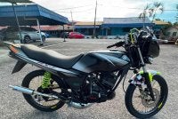 Motosikal ditunggang lelaki warga Singapura yang ditahan selepas dikesan menunggang secara melulu dan berbahaya di Kilometer 403 Lebuhraya Pantai Timur 2 (LPT2) pada Khamis.