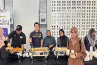 Mohammed Hardy (dua, kiri) turut membantu mengagihkan makanan untuk mahasiswa terlibat. 