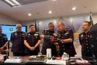 Zakaria (tiga dari kanan) dan Abd Halim (dua dari kanan) dalam sidang akhbar kejayaan Op Crack di Ibu Pejabat SPRM, Putrajaya pada Jumaat.
