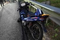 Keadaan motosikal milik mangsa yang terlibat dalam kemalangan di Kilometer (KM) 184.9 Lebuhraya Pantai Timur 1 (LPT1) arah Kuantan awal pagi Jumaat. Foto Polis Maran.