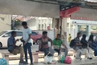 Mereka kelihatan bersahaja dan melakukan aktiviti rutin seperti membeli barangan keperluan, bertemu rakan dan lepak.
Foto:HAZELEN LIANA KAMARUDIN