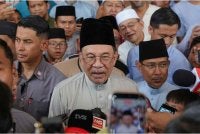 Perdana Menteri, Datuk Seri Anwar Ibrahim bercakap ketika ditemui media selepas hadir menunaikan Solat Jumaat di Masjid Qaryah, Paroi Jaya hari ini. Foto Bernama 