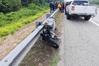 Keadaan motosikal milik mangsa susulan rempuh selepas merempuh sebuah pacuan empat roda yang berhenti di lorong kecemasan. Foto: Polis Maran.