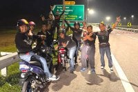 Muhammad Hafizi bersama rakan-rakannya merakam gambar kenangan sebaik tiba di Terengganu selepas menempuh perjalanan selama 12 jam dari Lembah Klanguntuk menyertai RXZ Members 8.0 di Litar Permotoran Gong Badak, Kuala Nerus.