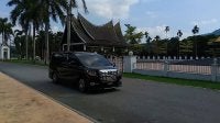 Antara kenderaan yang memasuki Istana Besar Seri Menanti pada Jumaat. 