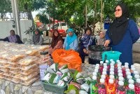 AJK Muslimah Surau An-Nadiah konsisten menyediakan nasi percuma kepada jemaah setiap kali solat Jumaat.