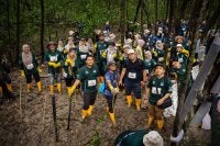Sukarelawan yang menyertai aktiviti penanaman anak pokok bakau sempena Program SMG Mega Mangrove Cleanup 2026 di Mangrove Point, Klang.