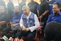 Ahmad Zahid (duduk, dua dari kanan) ketika sidang akhbar selepas menghadiri program GEMA@KEMAS DUN Jeram Padang di Dewan Terbuka Kampung Taman Jaya, Bahau pada Jumaat.