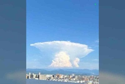 Gambar yang dirakam oleh penduduk tempatan menunjukkan awan tersebut berkembang sangat tinggi dengan bahagian atasnya melebar seperti bentuk cendawan atau payung. - Foto Agensi