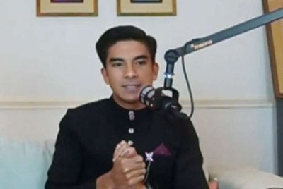 Syed Saddiq ketika siaran langsung di TikTok, Facebook dan YouTube jam 9 malam pada Khamis.