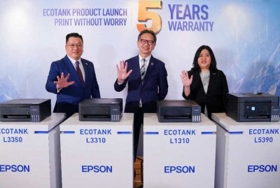 Alvin (tengah), Dickson (kiri) dan Pengurus Produk Epson Malaysia, Sharon Ong bergambar pada Majlis Pelancaran EcoTank Epson di sini pada Khamis. Foto SINAR HARIAN/MOHD HALIM ABDUL WAHID