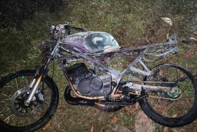 Keadaan motosikal jenis Yamaha RXZ yang hangus terbakar dalam kejadian kemalangan di Kilometer 100 Jalan Kuantan-Segamat berhampiran Politeknik Muadzam Shah, Rompin pada malam Khamis. Foto Polis Rompin.