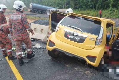 Sebuah kereta Perodua Myvi yang terbabit dalam kemalangan dengan lori tangki. Foto:JBPM