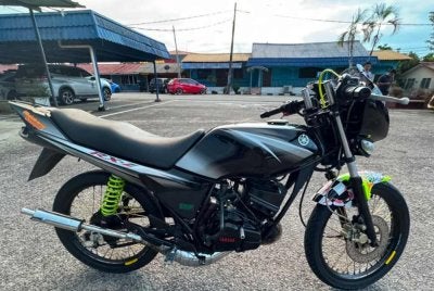 Motosikal ditunggang lelaki warga Singapura yang ditahan selepas dikesan menunggang secara melulu dan berbahaya di Kilometer 403 Lebuhraya Pantai Timur 2 (LPT2) pada Khamis.