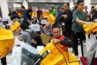 Para petugas SPR melakukan persiapan akhir bagi penyediaan kit peralatan mengundi menjelang hari pengundian esok sempena PRN Negeri Sembilan di Pusat Penjumlahan Rasmi Undi, Wisma Majlis Bandaraya Seremban, hari ini. Foto Bernama 