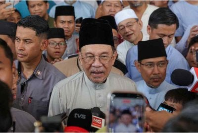 Perdana Menteri, Datuk Seri Anwar Ibrahim bercakap ketika ditemui media selepas hadir menunaikan Solat Jumaat di Masjid Qaryah, Paroi Jaya hari ini. Foto Bernama 