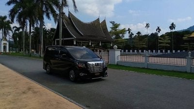 Antara kenderaan yang memasuki Istana Besar Seri Menanti pada Jumaat. 