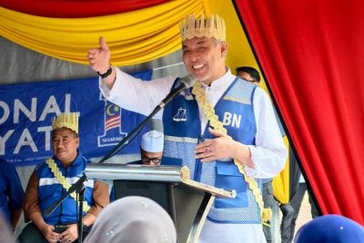 Ahmad Zahid berucap ketika Program Ramah Mesra Bersama Masyarakat Kampung Orang Asli di Kampung Orang Asli Batu Peti, Rompin pada Jumaat.