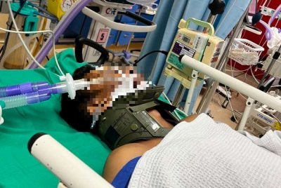 Seorang pemuda koma lebih seminggu selepas motosikal ditunggangnya terbabas ketika dikejar kira-kira enam ekor anjing liar. Foto ihsan penduduk