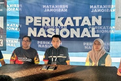 Ridzuan (tengah) memberi keutamaan untuk terus berkhidmat kepada rakyat Gemas sekiranya diberi mandat sekali lagi pada pilihan raya kali ini.