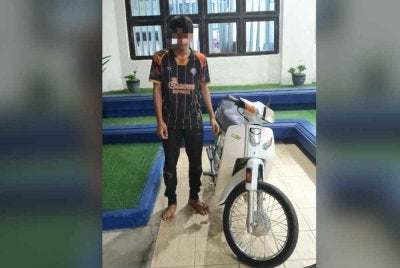 Seorang pelajar Tingkatan Lima ditahan dipercayai melakukan aksi menguji kelajuan di Jalan Persiaran Raya, Gua Musang pada Jumaat. Foto: PDRM