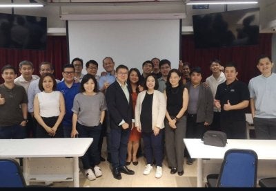 Joyi (depan, dua dari kanan) berharap para usahawan memberi fokus kepada perlindungan jenama sebelum mengembangkan perniagaan ke peringkat global.