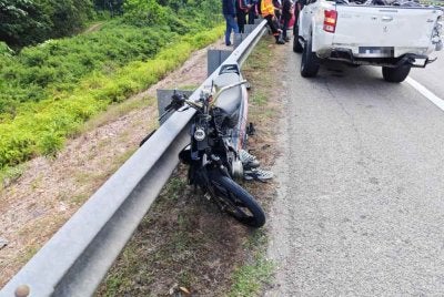 Keadaan motosikal milik mangsa susulan rempuh selepas merempuh sebuah pacuan empat roda yang berhenti di lorong kecemasan. Foto: Polis Maran
