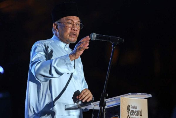 Anwar berucap pada Majlis Kuala Pilah Berselawat dan Munajat Perdana Negeri Sembilan di Dataran Melang pada Khamis. Foto: Bernama