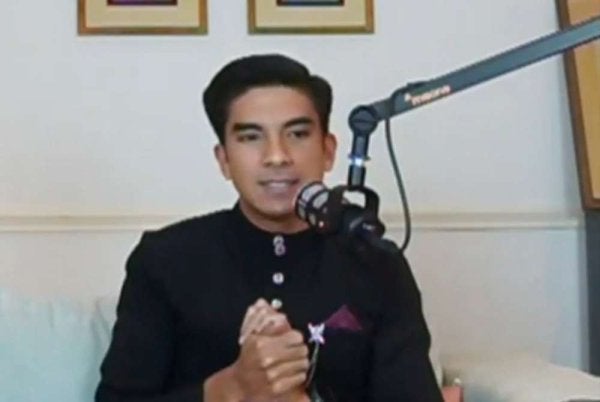 Syed Saddiq ketika siaran langsung di TikTok, Facebook dan YouTube jam 9 malam pada Khamis.