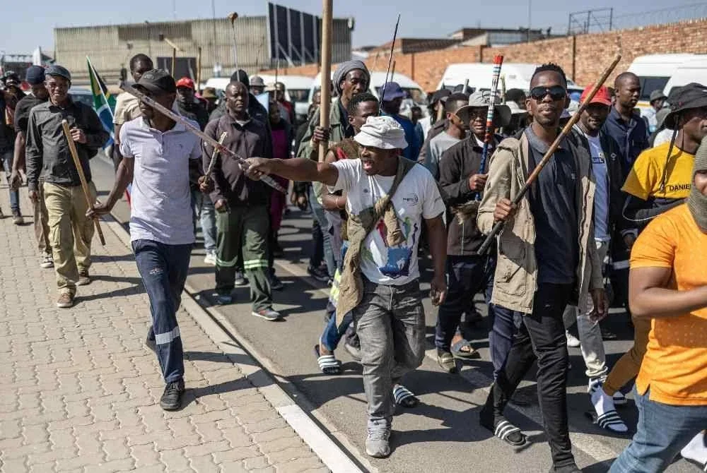 Bantahan itu berlaku di tengah-tengah peningkatan sentimen antiimigran dan tekanan terhadap kerajaan berhubung isu warga asing. Foto: AFP