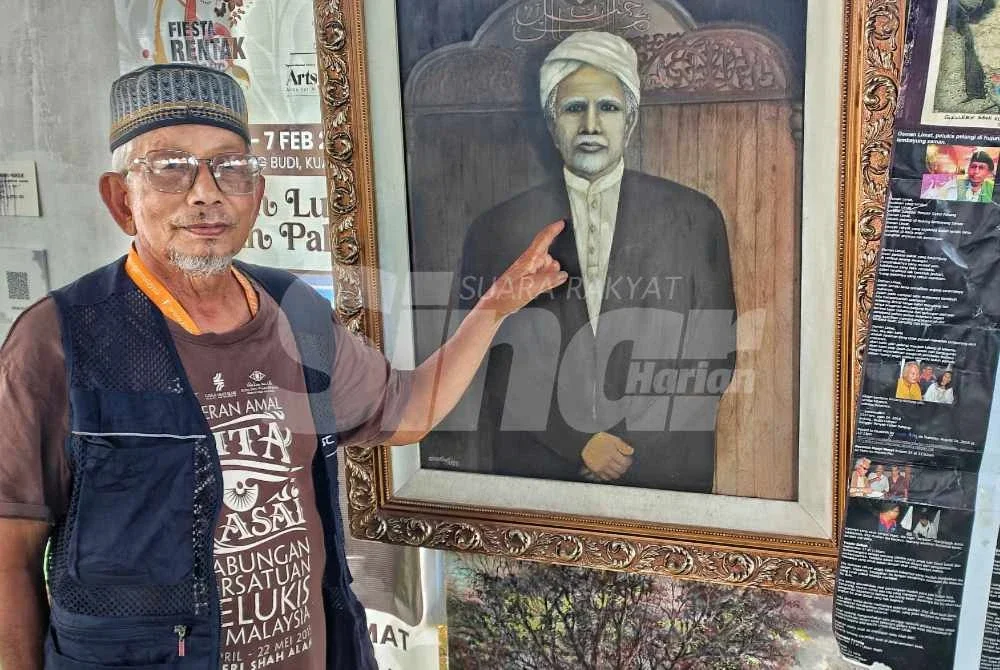 Osman menunjukkan lukisan seorang lelaki tua berjubah dan berserban antara karya yang dihasilkan.