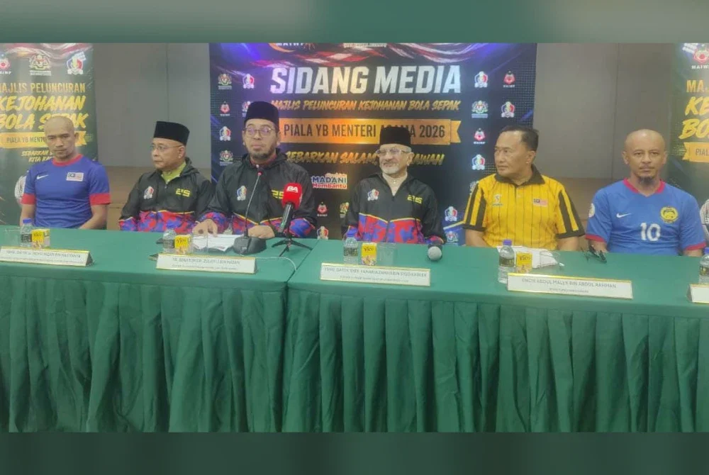 Zulkifli (tiga dari kiri) semasa sidang media Peluncuran Kejohanan Bola Sepak Piala YB Menteri Agama di Masjid At-Takwa Taman Tun Dr Ismail pada Jumaat.