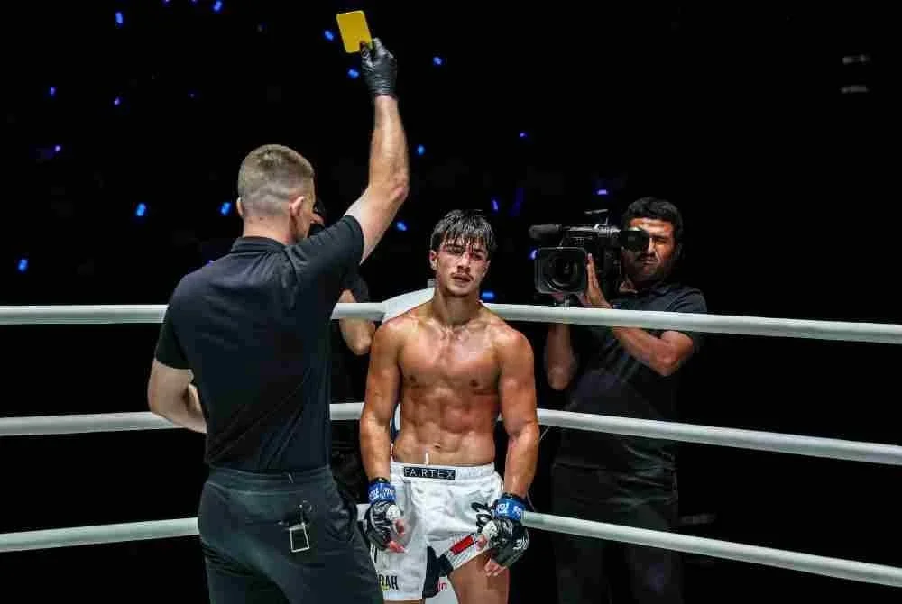 Ramadan dilayangkan kad kuning selepas pelindung giginya terlucut buat kali keempat sebelum sekali lagi terlucut buat kali kelima dalam pertarungan tiga pusingan di Stadium Lumpinee pada Jumaat malam. Foto: ONE Championship