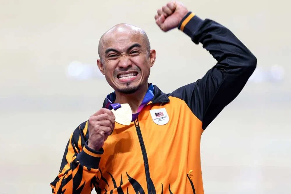 Azizulhasni bersama pingat emas yang dimenanginya dalam acara keirin lelaki di temasya Sukan Komanwel Glasgow 2026 di Sir Chris Hoy Velodrome. Foto Bernama