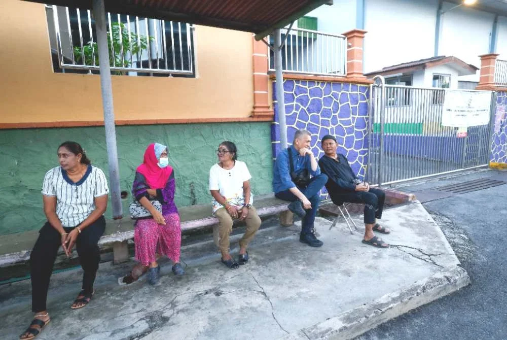 Beberapa pengundi tiba seawal 7 pagi bagi menunaikan tanggungjawab mereka pada Hari Pengundian sempena PRN Negeri Sembilan di pusat mengundi SJKC Chung Hua, Rantau pada Sabtu. Foto Bernama