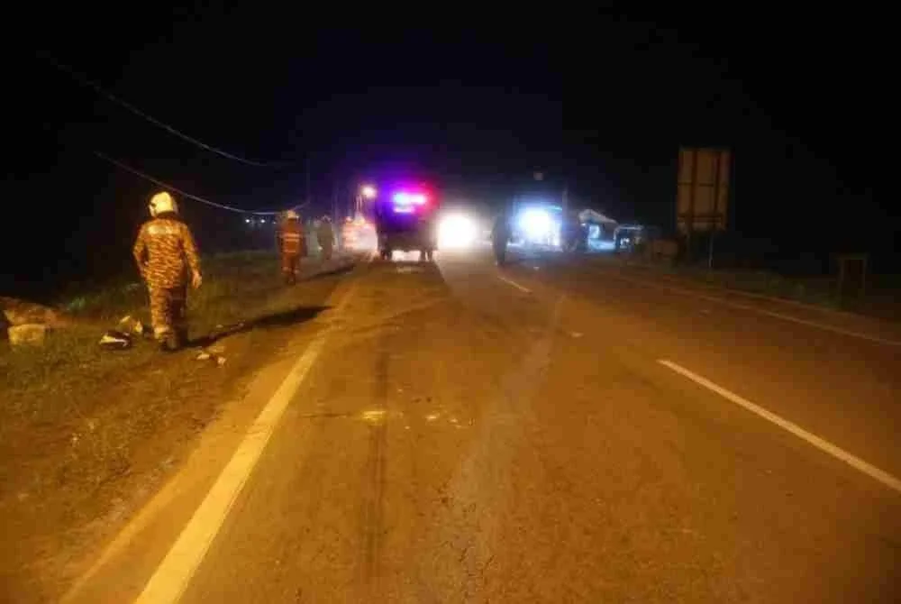 Lokasi kemalangan maut dua remaja membabitkan kereta dan motorsikal di Kilometer 150 Jalan Kuantan-Johor Bahru, berhampiran Pantai 7, Tanjung Gemok, Rompin pada Sabtu. Foto Polis Maran.