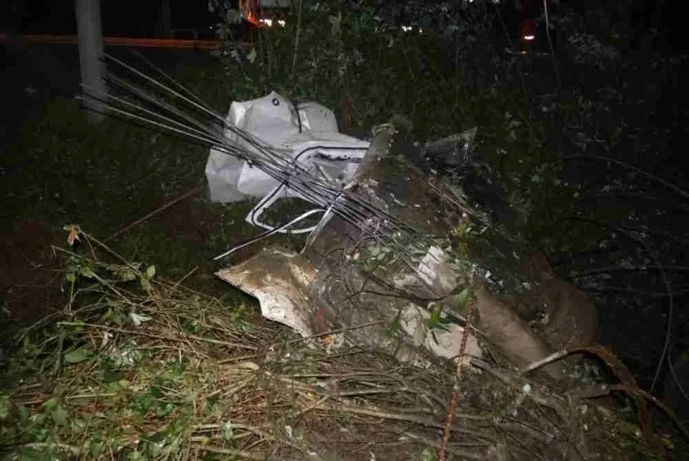 Keadaan bahagian dalam dan struktur BMW X5 terbalik selepas dipercayai hilang kawalan sebelum melanggar sebuah motosikal dalam kejadian itu. Foto Polis Rompin.