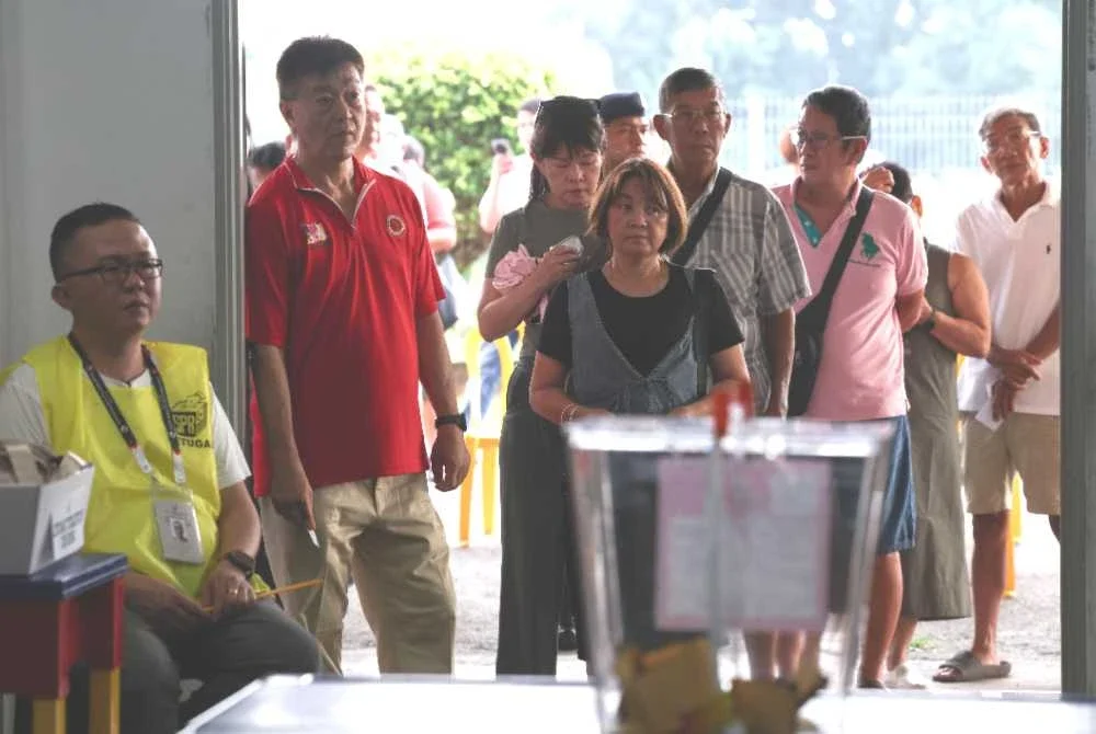 Pengundi menunaikan tanggungjawab mengundi di Pusat Pengundian SJKC Kelpin, Jalan Tok Ungku, Taman Ujong sempena PRN Negeri Sembilan ke-16 pada Sabtu. Foto Bernama