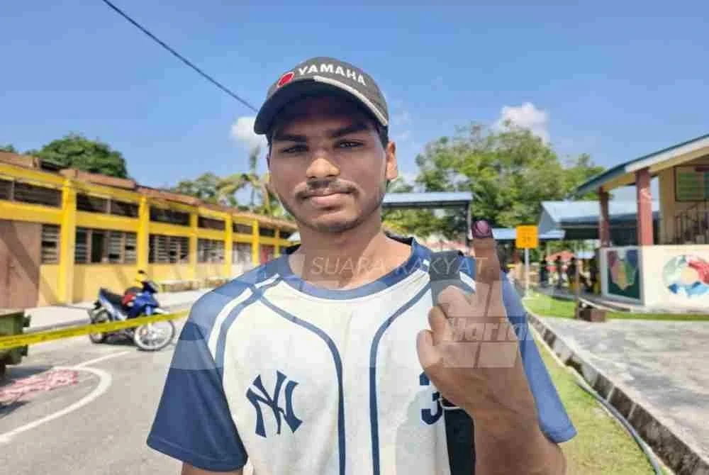 Kavinesh berjaya menunaikan tanggungjawab tersebut dengan bantuan petugas pilihan raya.