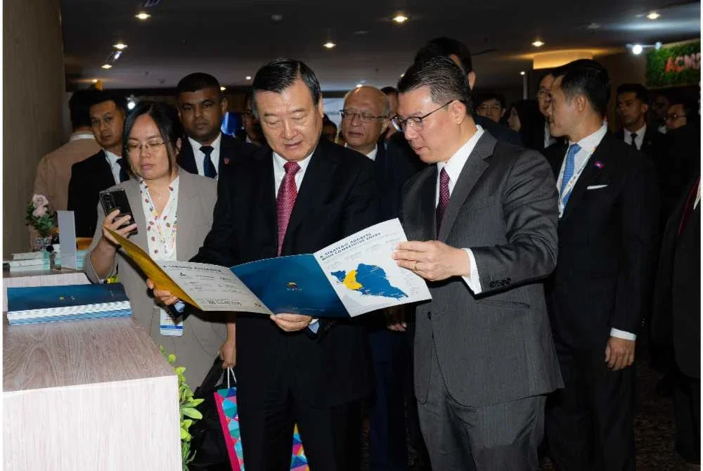 Kor Ming (kanan) bersama Menteri Perumahan dan Pembangunan Bandar dan Luar Bandar China, Ni Hong ketika meninjau ruang pameran sempena Persidangan Pembinaan dan Perumahan Menteri ASEAN - China (ACMROCH) 2026 pada Sabtu