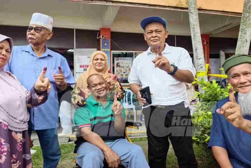 Antara warga emas yang datang mengundi di SMA Dato' Klana Petra Maamor, pada Sabtu. 
