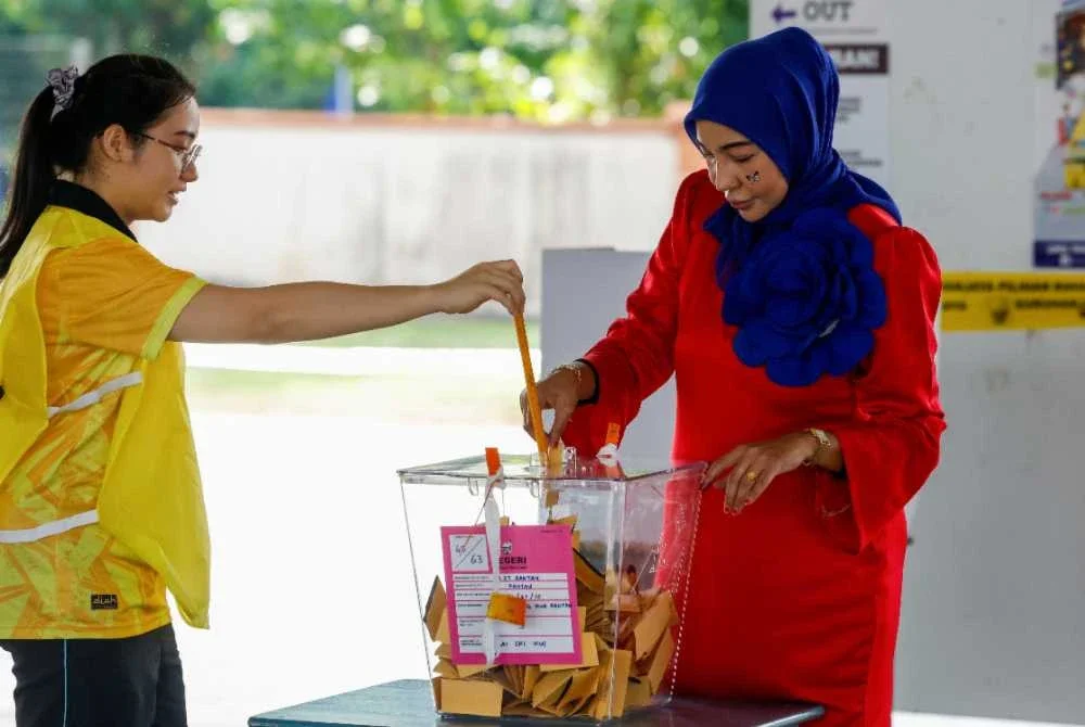 Zamzarina ketika menunaikan tanggungjawab mengundi di SJKC Chung Hua, Rantau pada Sabtu. Foto Bernama
