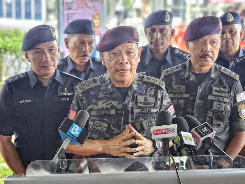 Mohd Khalid pada sidang akhbar selepas melawat pusat mengundi di Sekolah Menengah Kebangsaan King George V 