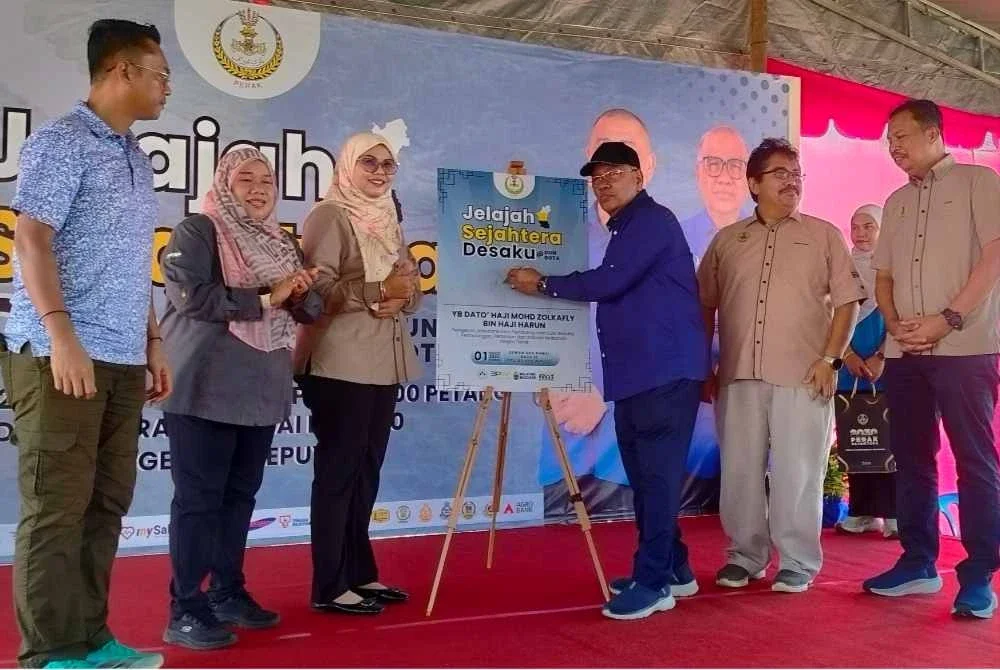 Mohd Zolkafly (tiga dari kanan) menyempurnakan perasmian Program Jelajah Sejahtera Desaku @ DUN Bota di pekarangan Dewan Orang Ramai Batu 30, RPA Gelung Pepuyu di sini pada Sabtu.