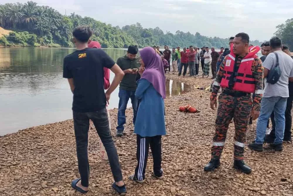 Pasukan penyelamat berusaha mengesan mangsa yang dikhuatiri lemas selepas menyelamatkan cucu saudaranya dalam kejadian di Sungai Kampung Pulau Kudat, Kuala Berang, Hulu Terengganu pada Sabtu.